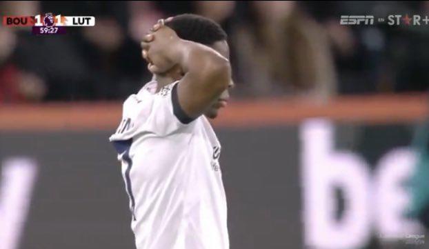 ¡Terrorífico momento! Así se desplomó jugador de la Premier League y esto dicta el parte médico (FOTOS)