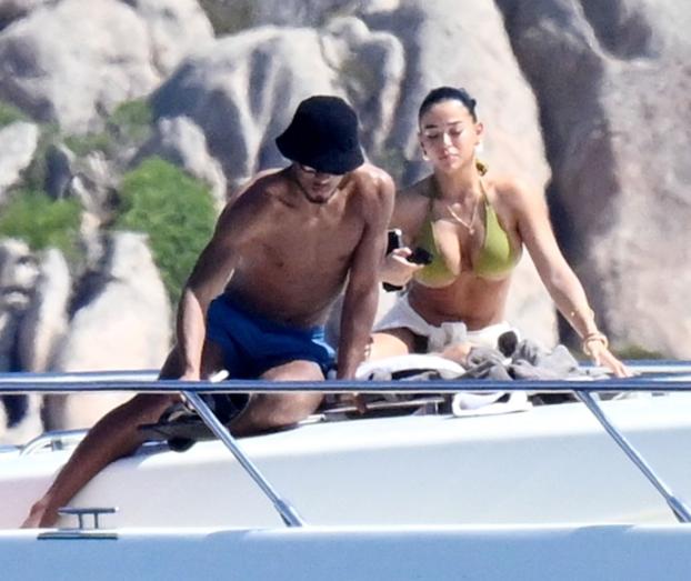 ¡Bien enamorados! Así fueron captados Bellingham con su espectacular novia mientras se recupera de su lesión