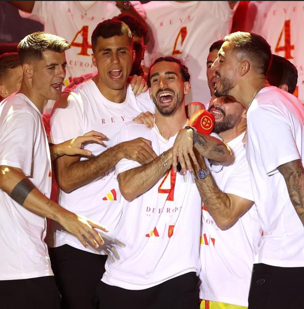 “Haaland tiembla, que viene Cucurella”, cantó el jugador español tras ganar la Eurocopa con su selección.