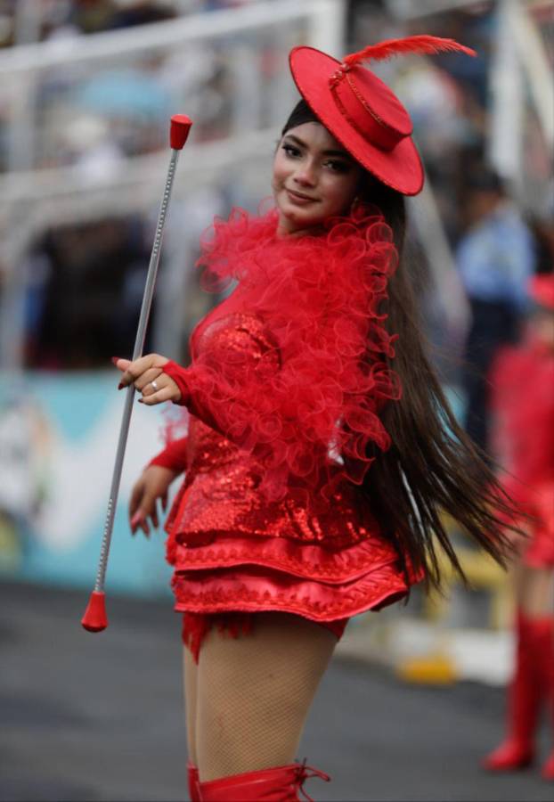 ¿Quién es la palillona de rojo? Hermosas deleitan en los desfiles del 15 de septiembre en Honduras