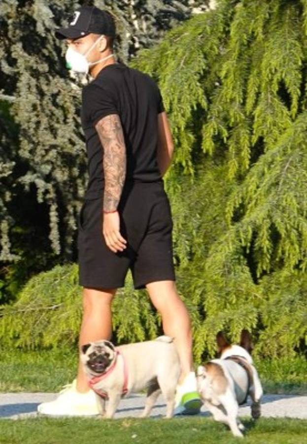 Lautaro Martínez y su espectacular mujer se saltan la cuarentena para pasear a los perros