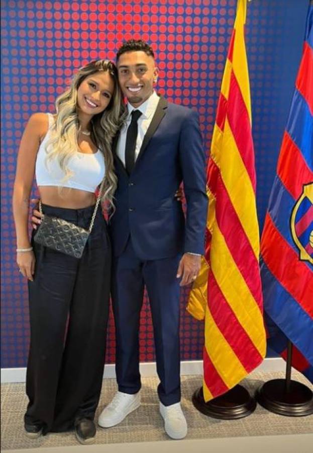 Así fue la presentación de Raphinha en Barcelona: Su hermosa mujer deslumbró, curioso momento con Laporta ¿y su dorsal?