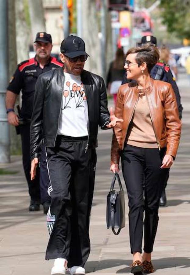 El polémico gesto de Dani Alves con un policía que causó indignación: “Ponemos alfombra roja como si fuera un héroe”