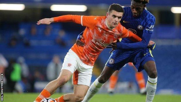 ¿Quién es y dónde juega? El primer futbolista europeo activo en declarse abiertamente gay: solo tiene 17 años