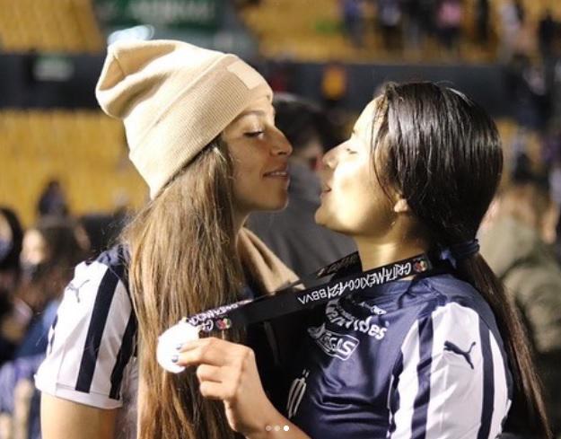 El beso de dos jugadoras tras el título de Monterrey en la Liga MX Femenil; una es futbolista del América