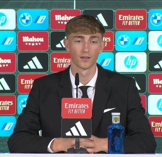 Real Madrid presentó a Huijsen: su contrato, el dorsal que eligió y ya es el defensor más caro en la historia del club