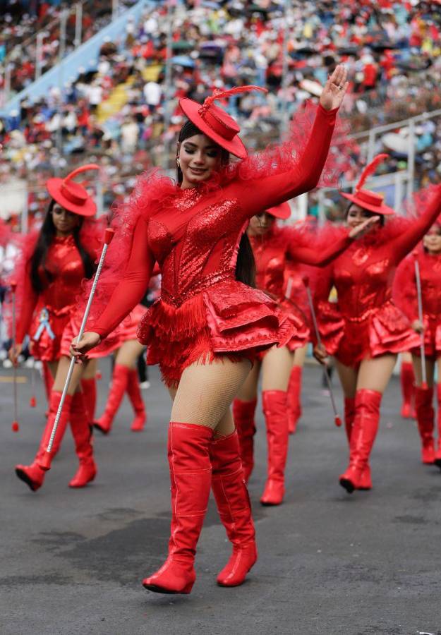 ¿Quién es la palillona de rojo? Hermosas deleitan en los desfiles del 15 de septiembre en Honduras
