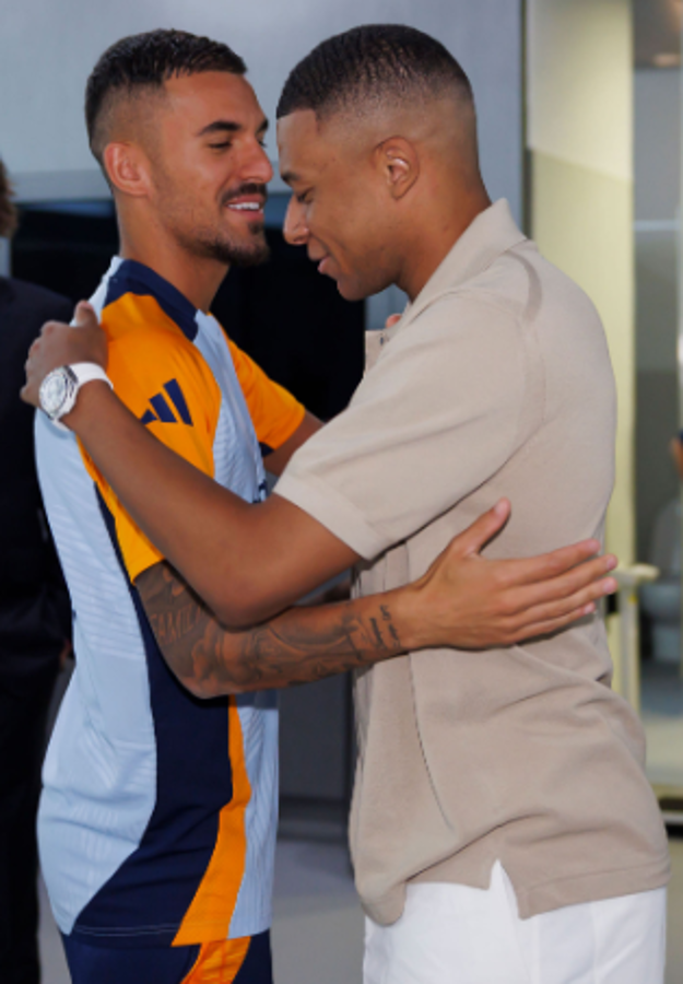 Mbappé con sus nuevos compañeros del Real Madrid: abrazo de Ancelotti, las risas y los mensajes de bienvenida