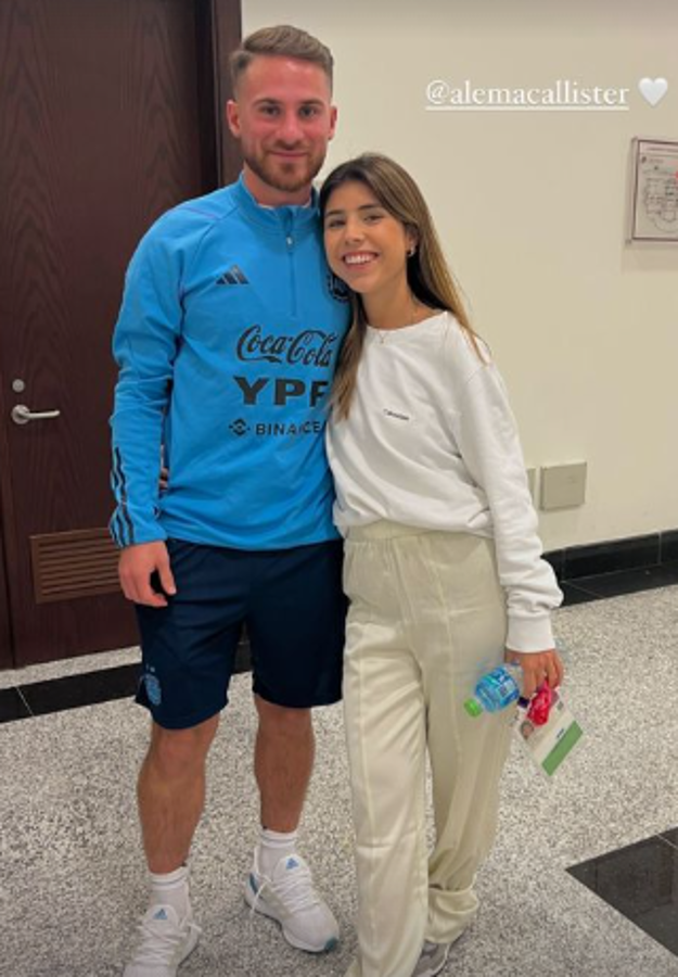 Besos y mucho amor tras sufrida clasificación: jugadores de la selección argentina recibieron a sus esposas en la concentración