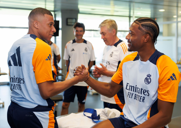Mbappé con sus nuevos compañeros del Real Madrid: abrazo de Ancelotti, las risas y los mensajes de bienvenida