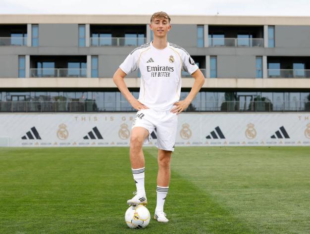 Real Madrid presentó a Huijsen: su contrato, el dorsal que eligió y ya es el defensor más caro en la historia del club