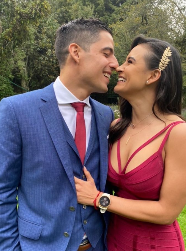 Narrador de TUDN revela cómo conquistó a la preciosa Gina Holguín: ‘‘Ella es mayor seis años, pero desde que la vi fue mi crush’’