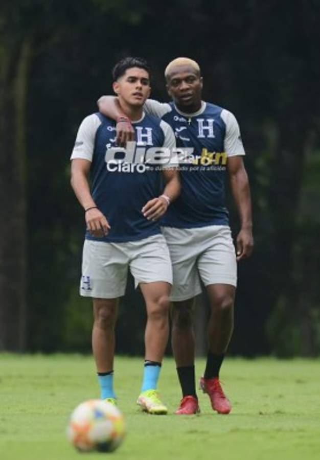 Consejos del Bolillo a un jugador y Kervin Arriaga toma precauciones: Las fotos del entreno de Honduras
