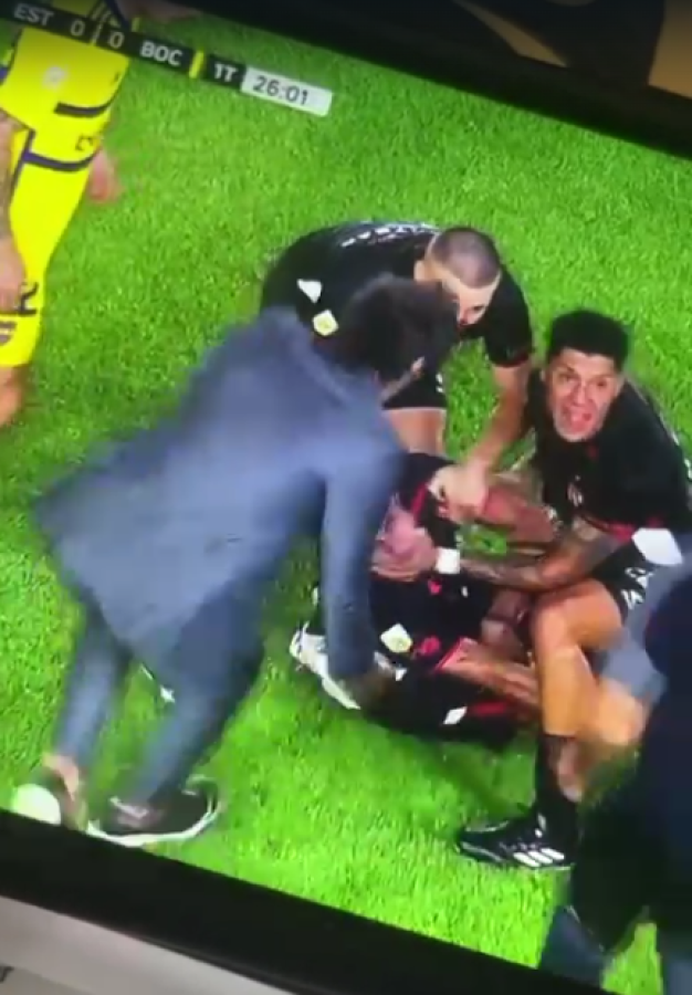Fuertes imágenes: futbolista convulsiona durante el Estudiantes - Boca y suspenden el partido tras el pánico