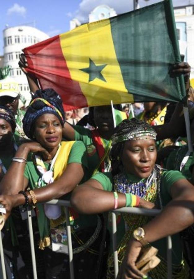 Dos culturas diferentes, una sola pasión: Hinchas de Senegal y Japón engalanaron el partido