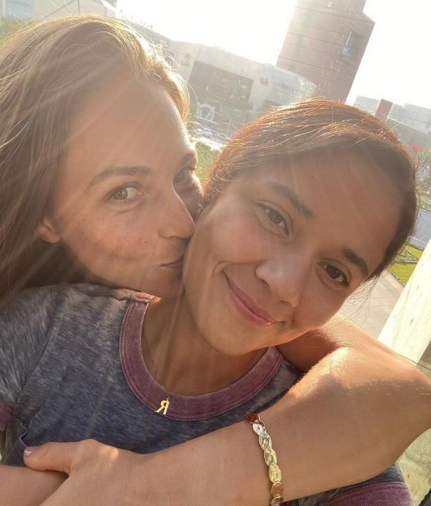 El beso de dos jugadoras tras el título de Monterrey en la Liga MX Femenil; una es futbolista del América