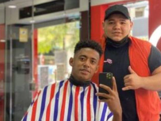 Antony Lozano presumiendo el look que le dejó César Merino, su barbero de confianza en España.