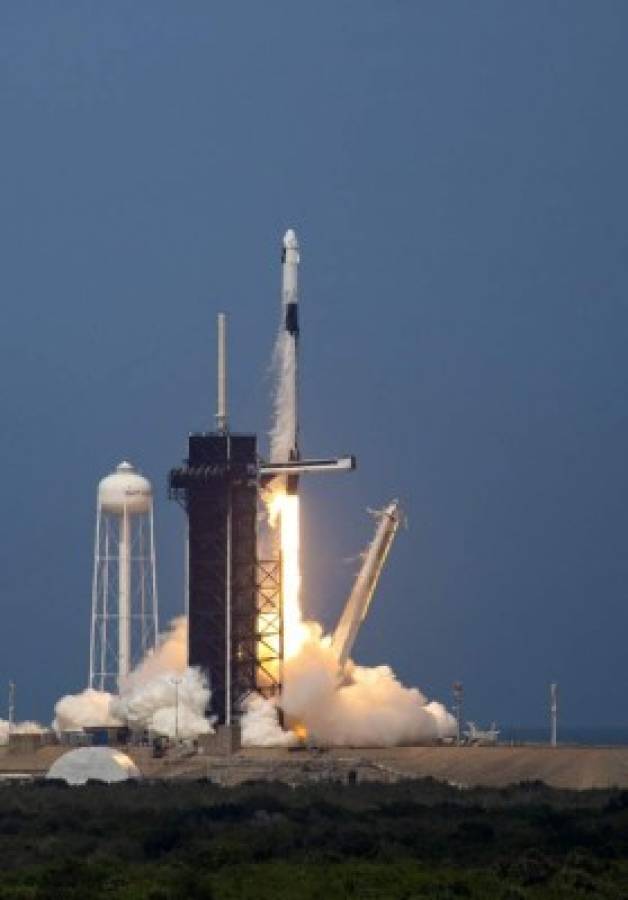 El impresionante despegue del cohete de SpaceX en histórico vuelo tripulado privado al espacio