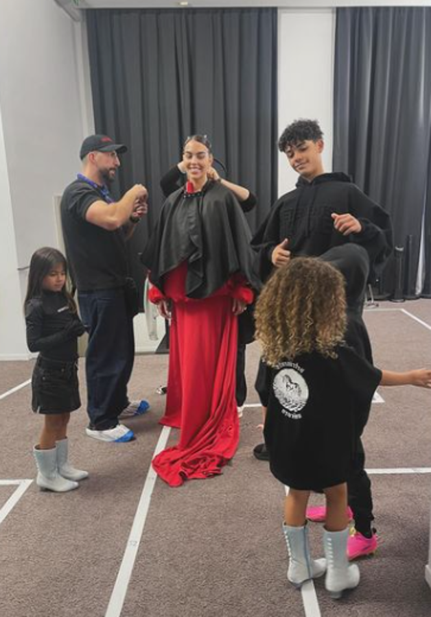 Georgina Rodríguez sorprendió en París con su atuendo: le rinde homenaje a Cristiano Ronaldo y la declaración de amor