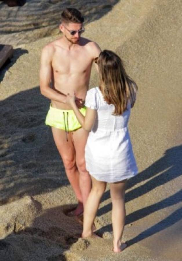 Jorginho, campeón de la Eurocopa y sus picantes vacaciones junto Catherine Harding; el descuido de la novia en la playa