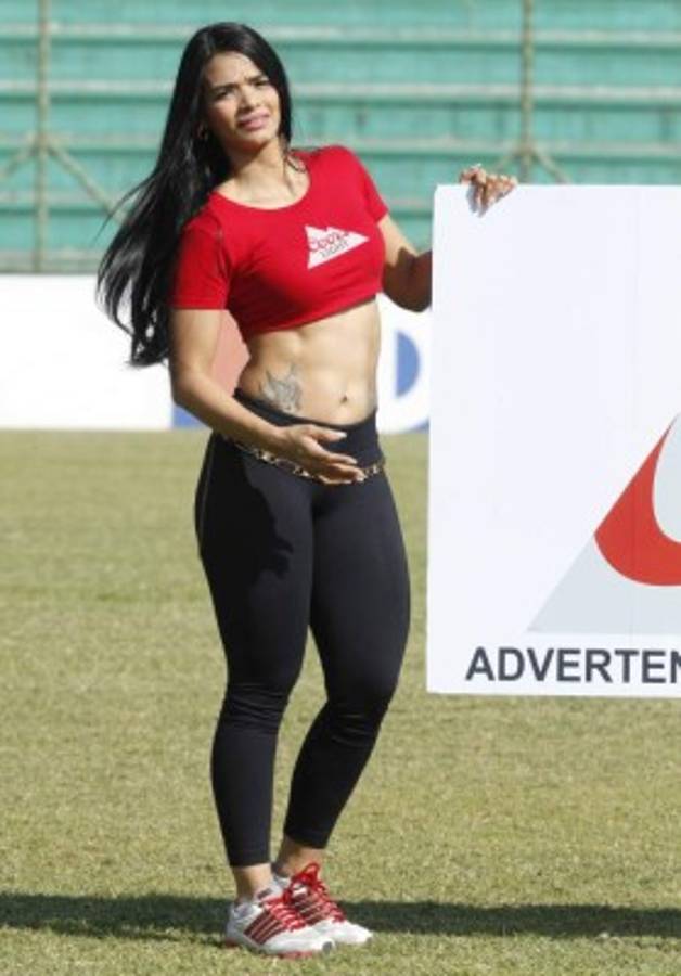 ¿Quién es la chica de rojo que engalanó el inicio de la jornada de Liga Nacional?