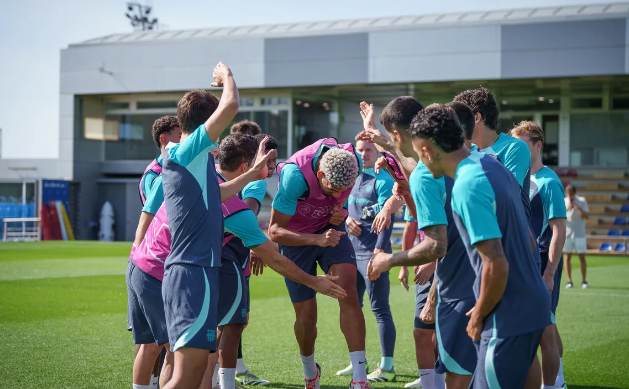 Araujo volvió a los entrenamientos, aunque Xavi prefirió no arriesgar y se quedó fuera de la lista.