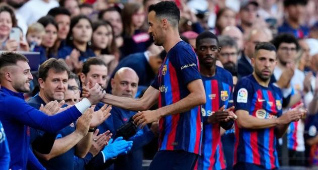 La dura despedida de Busquets y Alba; el nuevo capitán del Barcelona y el que terminó festejando en muletas