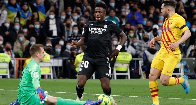 FOTOS: El abrazo de Xavi a Vinicius, Piqué defiende a Ter Stegen de un encontronazo y la famosa cantante en el Real Madrid-Barcelona