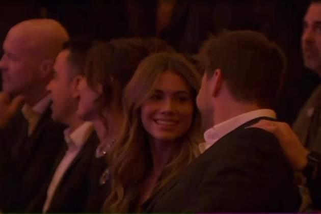 Piqué y Clara Chía llegaron a la fiesta del Barcelona: el tímido beso, los invitados y las grandes ausencias