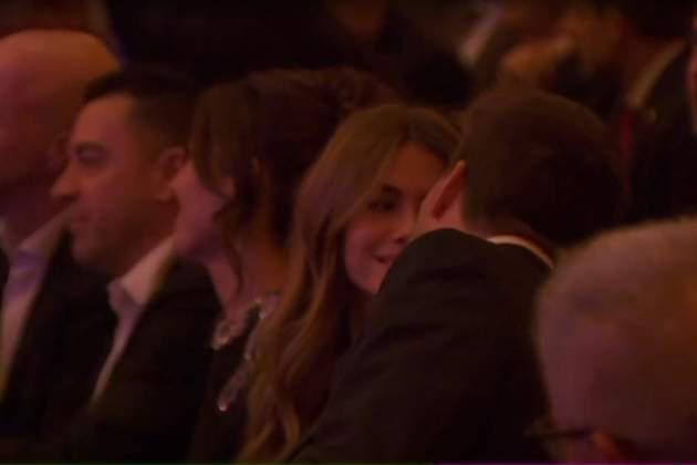 Piqué y Clara Chía llegaron a la fiesta del Barcelona: el tímido beso, los invitados y las grandes ausencias