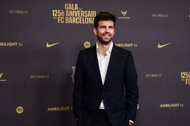 Piqué y Clara Chía llegaron a la fiesta del Barcelona: el tímido beso, los invitados y las grandes ausencias