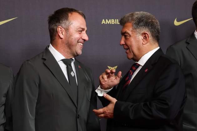 Piqué y Clara Chía llegaron a la fiesta del Barcelona: el tímido beso, los invitados y las grandes ausencias