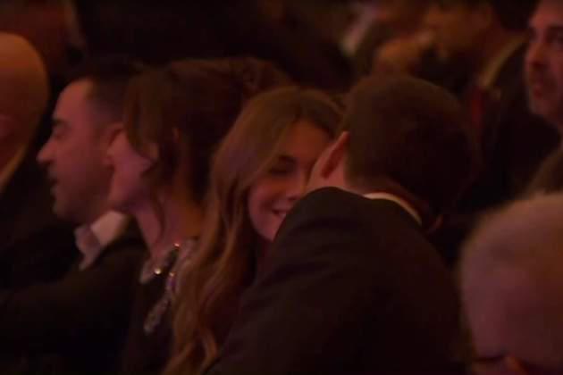 Piqué y Clara Chía llegaron a la fiesta del Barcelona: el tímido beso, los invitados y las grandes ausencias