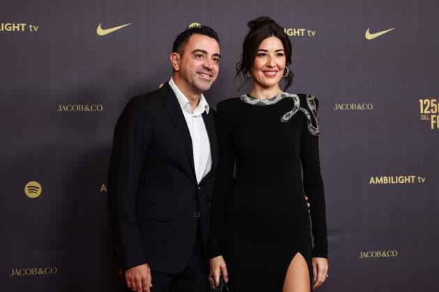 Piqué y Clara Chía llegaron a la fiesta del Barcelona: el tímido beso, los invitados y las grandes ausencias