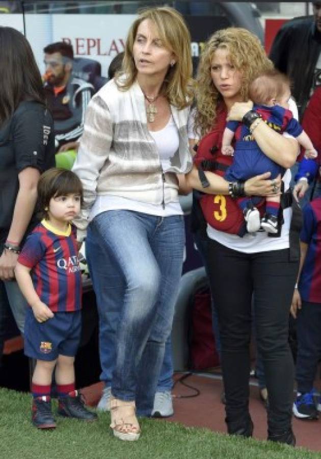 Shakira y Piqué muestran a Milan y Sasha en el Camp Nou