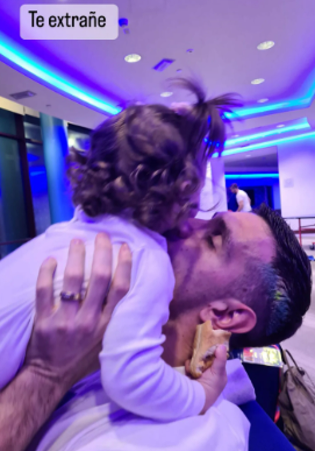 Besos y mucho amor tras sufrida clasificación: jugadores de la selección argentina recibieron a sus esposas en la concentración