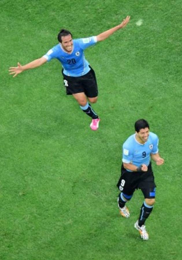 Uruguay ganó 2-1 a Inglaterra con un doblete de Luis Suárez