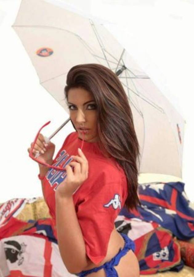 Galería: Modelo italiana promete desnudarse si el Cagliari de David Suazo asciende