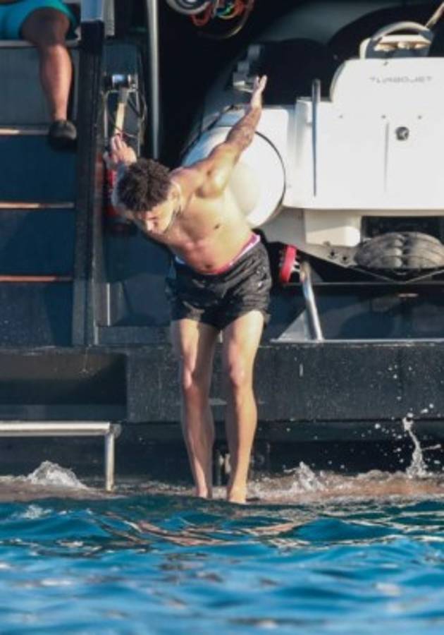 ¿Quién es la misteriosa mujer que disfruta de vacaciones junto a Jadon Sancho en Ibiza?