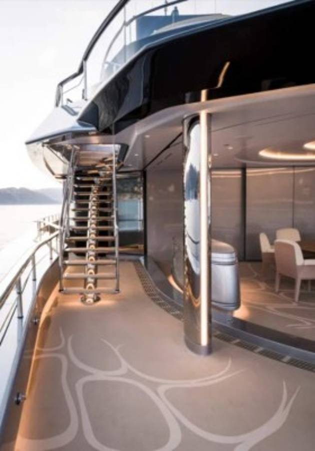 Increíble: El superyate del multimillonario dueño del Tottenham que tiene hasta cancha de tenis