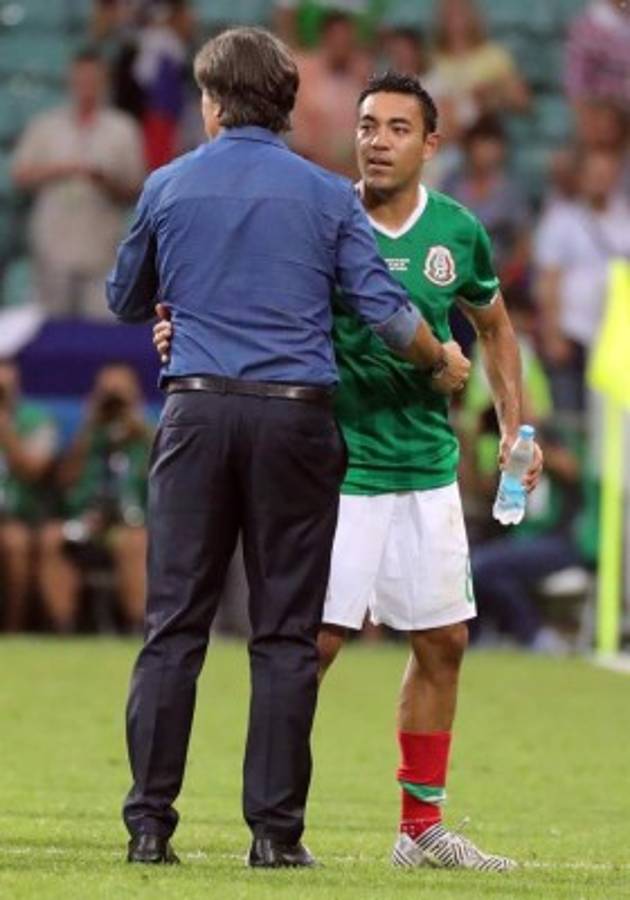 NO SE VIO POR TV: ¿Qué hacía Löw y qué le dijo Marco Fabián? El abrazo de 'Memo' Ochoa