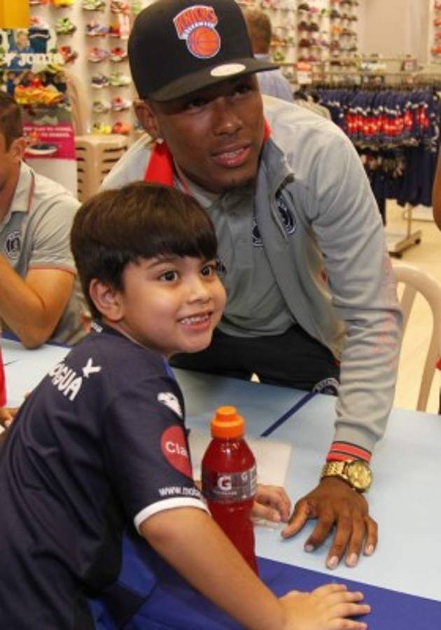 Aficionados abarrotaron llegada de Motagua a San Pedro Sula