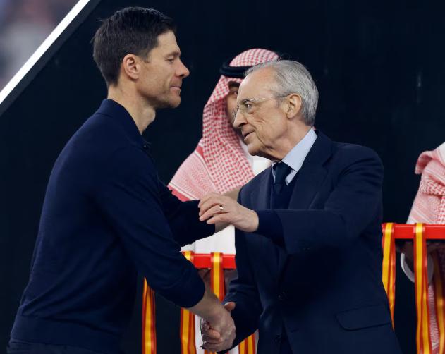 Mbappé mueve los hilos: ¡el técnico que le pide a Florentino como reemplazo de Arbeloa en el Real Madrid!