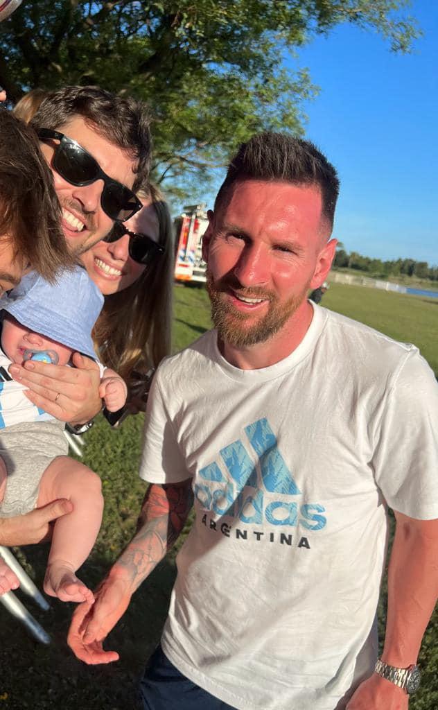 Dos niños llegaron a la casa de Messi y se llevaron la sorpresa de sus vidas: “Cuando veo que aparece la pierna toda tatuada...”