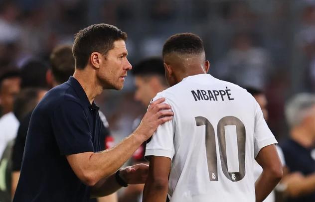 Mbappé mueve los hilos: ¡el técnico que le pide a Florentino como reemplazo de Arbeloa en el Real Madrid!