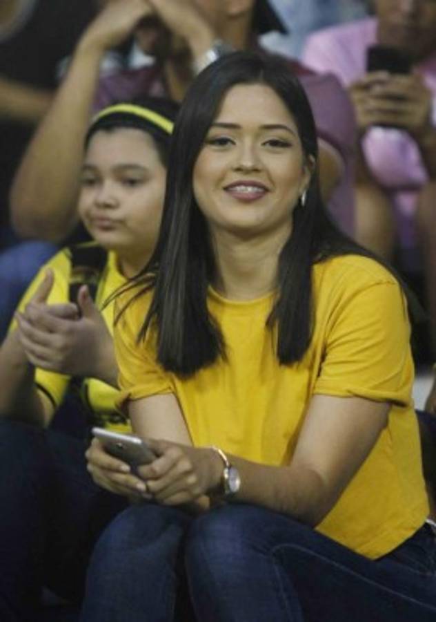 ¡Cositas! Las hermosas chicas que dejó el clásico Real España-Olimpia en el Morazán
