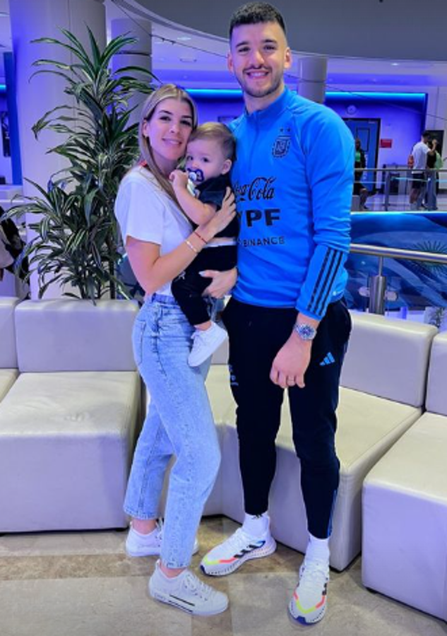 Besos y mucho amor tras sufrida clasificación: jugadores de la selección argentina recibieron a sus esposas en la concentración