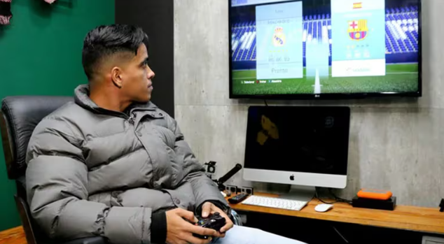 Le ganó un prestigioso premio a Messi y quiere venderlo para poner este particular negocio: “Ya estoy en la historia”