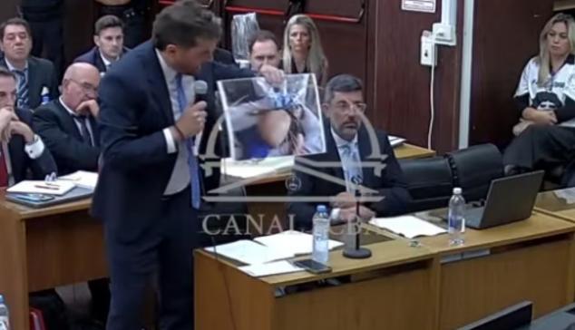 La foto de Diego Maradona en su lecho de muerte presentada en el juicio. (Cortestía Canal SCBA)