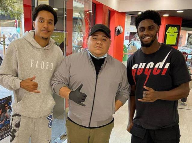 Thierry Correia (derecha), defensor del Valencia, fue el primer futbolista que tuvo la oportunidad de cortarse su cabello con César Merino.